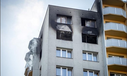 Hiện trường vụ cháy chung cư tại thị trấn Bohumin, vùng  Moravian-Silesian, Cộng hòa Czech hôm 8.8. Ảnh: Reuters