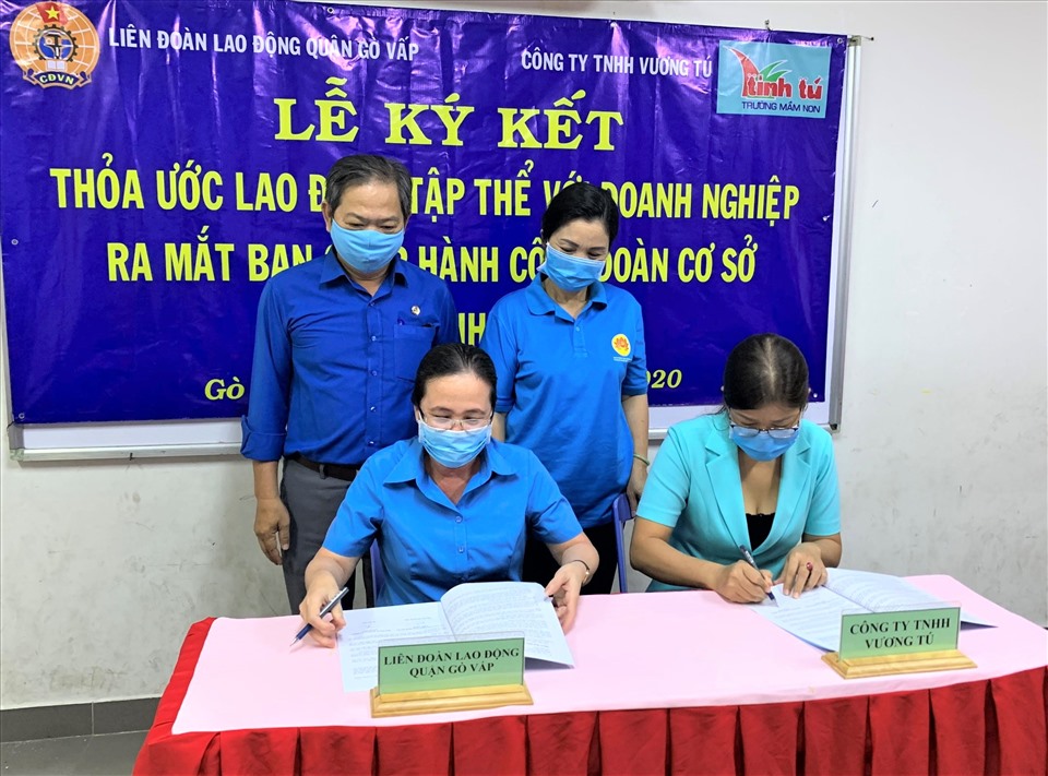 Đại diện LĐLĐ Quận Gò Vấp và Công ty Vương Tú ký thoả ước lao động tập thể. Ảnh Đức Long