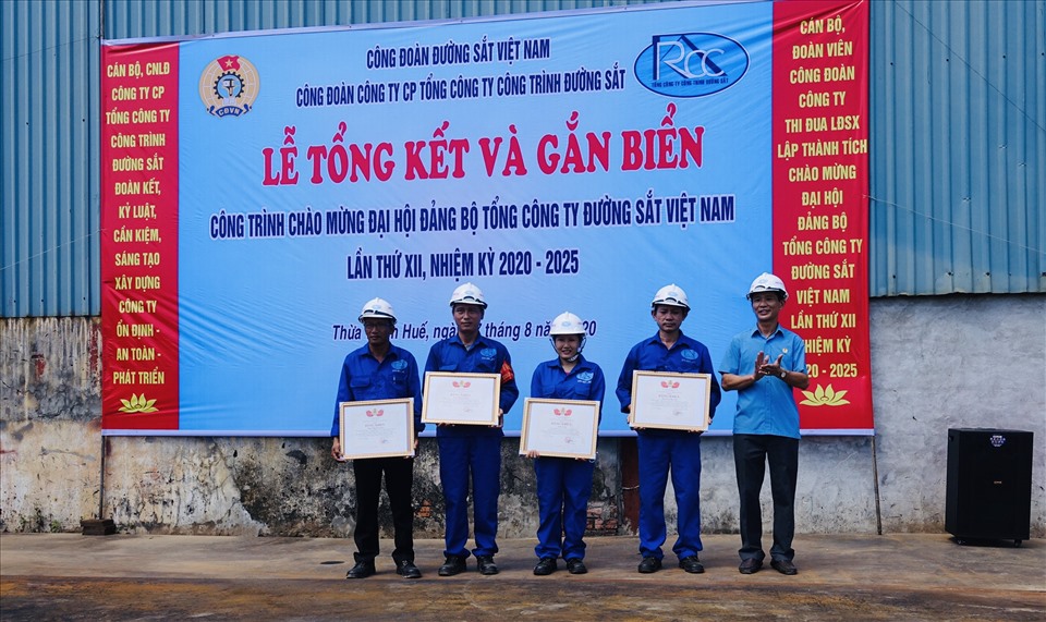 Đồng chí Nguyễn Thanh Hoàn biểu dương, khen thưởng các tập thể, CNLĐ. Ảnh Xuân Trường