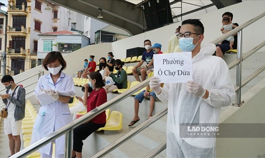Hà Nội lấy dịch hầu họng xét nghiệm RT-PCR cho người về từ Đà Nẵng. Ảnh: Tạ Quang