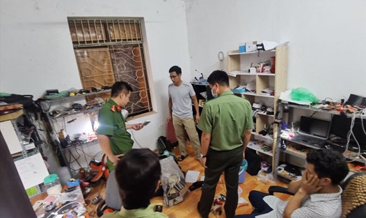 Lực lượng công an đột kích "lò" cung cấp thiết bị gian lận thi cử ở Hà Nội. Ảnh: HTrung.