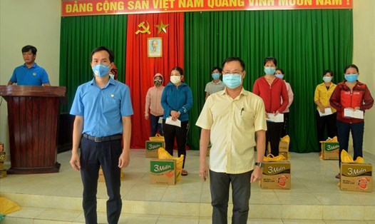 Ông Nguyễn Duy Minh, Chủ tịch LĐLĐ thành phố Đà Nẵng (trái) trao quà cho người lao động ở các Tổ công nhân Tự quản quận Liên Chiểu. Ảnh: Thanh Hùng