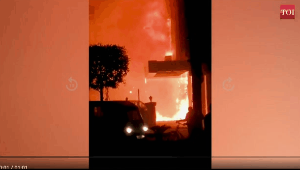 Hình ảnh vụ hỏa hoạn tại nơi điều trị bệnh nhân COVID-19 ở Ấn Độ. Ảnh: Times of India