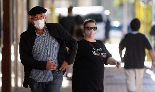 Người dân New Zealand đeo khẩu trang khi ra ngoài trong bối cảnh dịch COVID-19. Ảnh: AFP