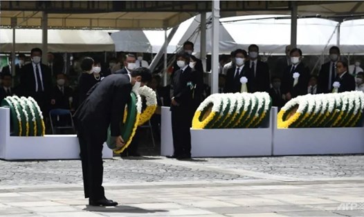 Thủ tướng Nhật Bản Abe Shinzo đặt vòng hoa tại Nagasaki vào ngày 9.8.2020, kỷ niệm 75 năm ngày thành phố bị ném bom nguyên tử. Ảnh: AFP