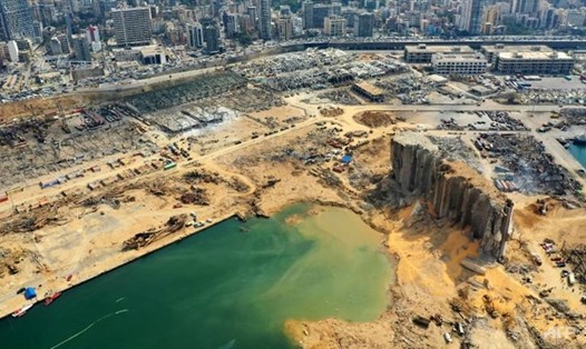 Ảnh chụp từ trên cao cho thấy cảnh tàn phá cảng Beirut và một hố sâu 43m để lại sau vụ nổ hóa chất kinh hoàng hôm 4.8. Ảnh: AFP