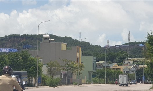 Các khai trường than của các công ty than ở Hạ Long thường rất gần với khu dân cư. Ảnh: Nguyễn Hùng