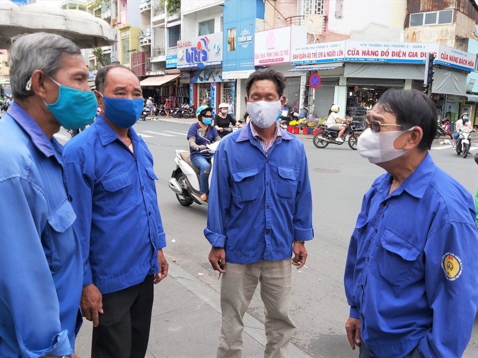 Ông Võ Anh Dũng (ngoài cùng, bên phải) trao đổi công việc với các đoàn viên trong nghiệp đoàn. Ảnh: Nam Dương