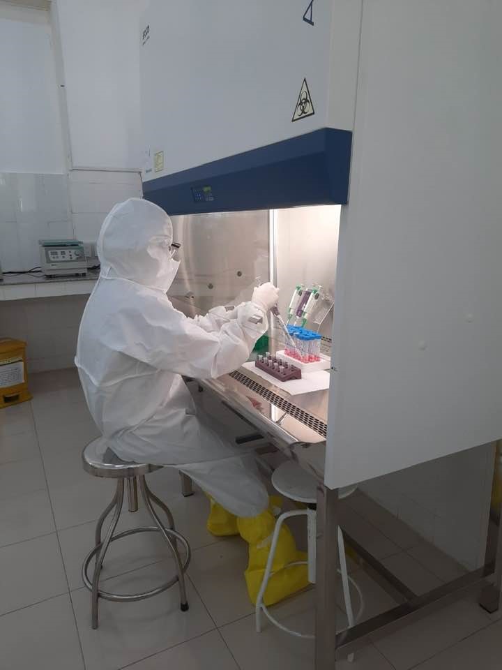 Cử nhân Phạm Thị Hoa xét nghiệm COVID-19. Ảnh Phạm Thị Thanh Thương