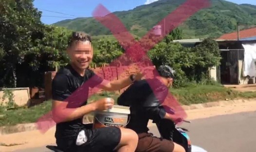 2 thanh niên đi xe máy không đội mũ bảo hiểm, gội đầu cho nhau ở Sơn La. Ảnh: C. Minh