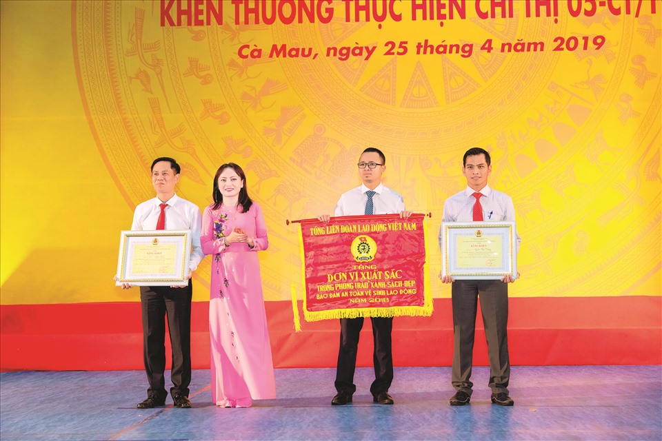 Chủ tịch Công đoàn Dầu khí Việt Nam Nghiêm Thùy Lan trao Cờ thi đua và bằng khen cho các tập thể và cá nhân người lao động xuất sắc trong phong trào Xanh - Sạch – Đẹp. Ảnh: CĐ DKVN