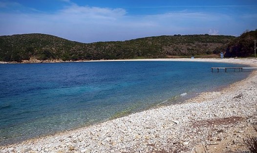 Một phụ nữ Anh tử vong sau khi bị cánh quạt của tàu cao tốc đâm vào ngoài khơi bãi biển Avlaki, ngoài khơi đảo nghỉ mát Corfu, Hy Lạp. Ảnh: Shutterstock.