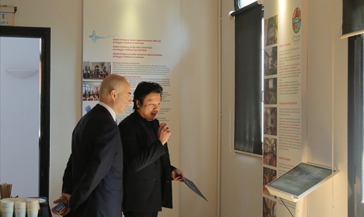 Ông Dante Brandi (bên trái) - Tổng Lãnh sự Ý tại TPHCM tham quan triển lãm. Ảnh: Huyên Nguyễn