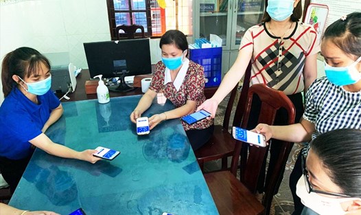CĐCS xã Đại Hiệp (huyện Đại Lộc, Quảng Nam) tổ chức cho đoàn viên đăng ký, cài đặt ứng dụng Bluezone. Ảnh: Kim Phụng