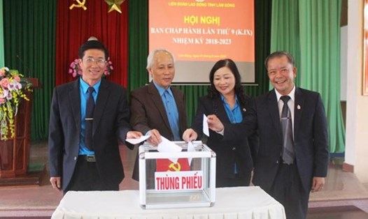 Bầu cử ủy viên BCH, ủy viên BTV và chức danh Chủ tịch LĐLĐ tỉnh Lâm Đồng với số phiếu tín nhiệm tuyệt đối. Ảnh Hồng Ngọc