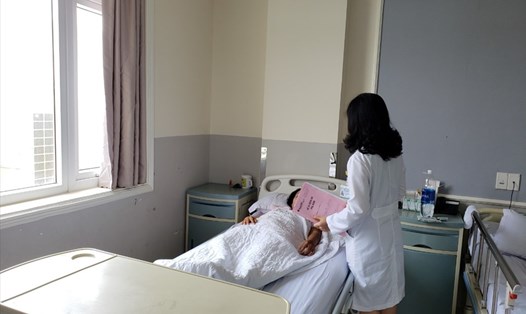 Bác sĩ thăm khám bệnh nhân sau khi được phẫu thuật lấy khối u. Ảnh: Minh Châu