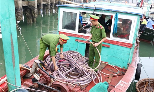 Lực lượng chức năng kiểm tra tàu cá khai thác trái phép. Ảnh: TH Quảng Ninh