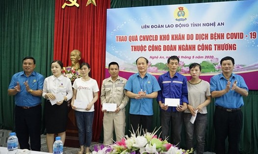 Lãnh đạo LĐLĐ tỉnh Nghệ An trao quà cho công nhân lao động ngành Công Thương  khó khăn do COVID-19. Ảnh: Quang Đại