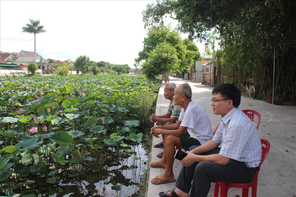 Du khách và các cụ già ngắm ao sen quê Bác. Ảnh: Trần Tuấn