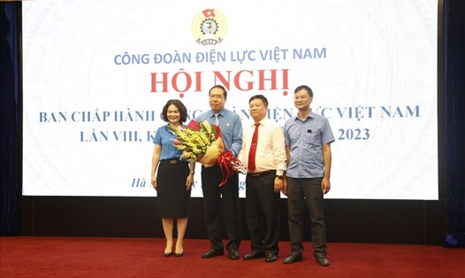 Các cán bộ Công đoàn Điện lực Việt Nam tặng hoa đồng chí Đỗ Đức Hùng (thứ hai từ trái sang) tại Hội nghị Ban Chấp hành Công đoàn Điện lực Việt Nam lần thứ VIII. Ảnh: H.A
