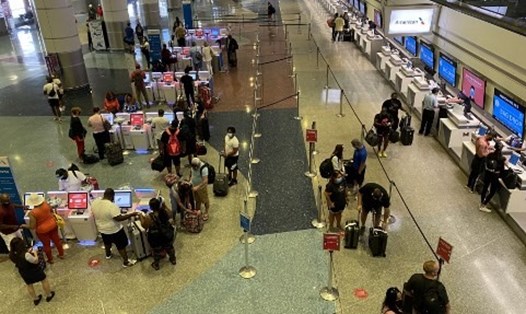 Hành khách quá cảnh qua sân bay Quốc tế Las Vegas trong đại dịch COVID-19. Ảnh: AFP.