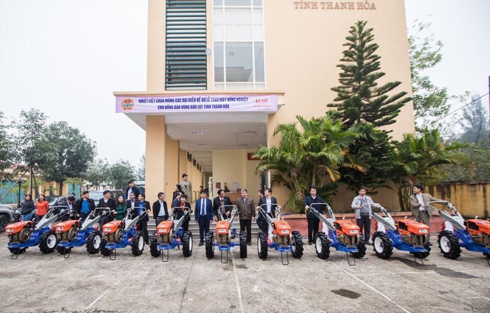 Lãnh đạo và Công đoàn Tổng Công ty máy động lực, máy nông nghiệp tặng máy cày cho nông dân tỉnh Thanh Hoá. Ảnh: VEAM
