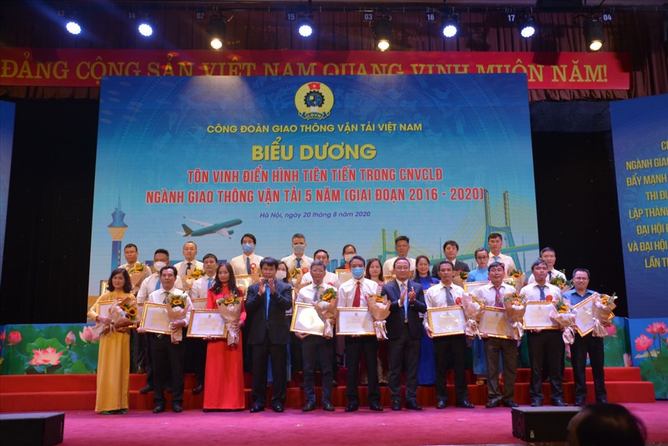 Lãnh đạo Công đoàn Giao thông Vận tải Việt Nam tặng Bằng khen cho các cá nhân điển hình tiên tiến ngành GTVT. Ảnh: Anh Minh