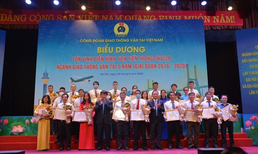 Lãnh đạo Công đoàn Giao thông Vận tải Việt Nam tặng Bằng khen cho các cá nhân điển hình tiên tiến ngành GTVT. Ảnh: Anh Minh