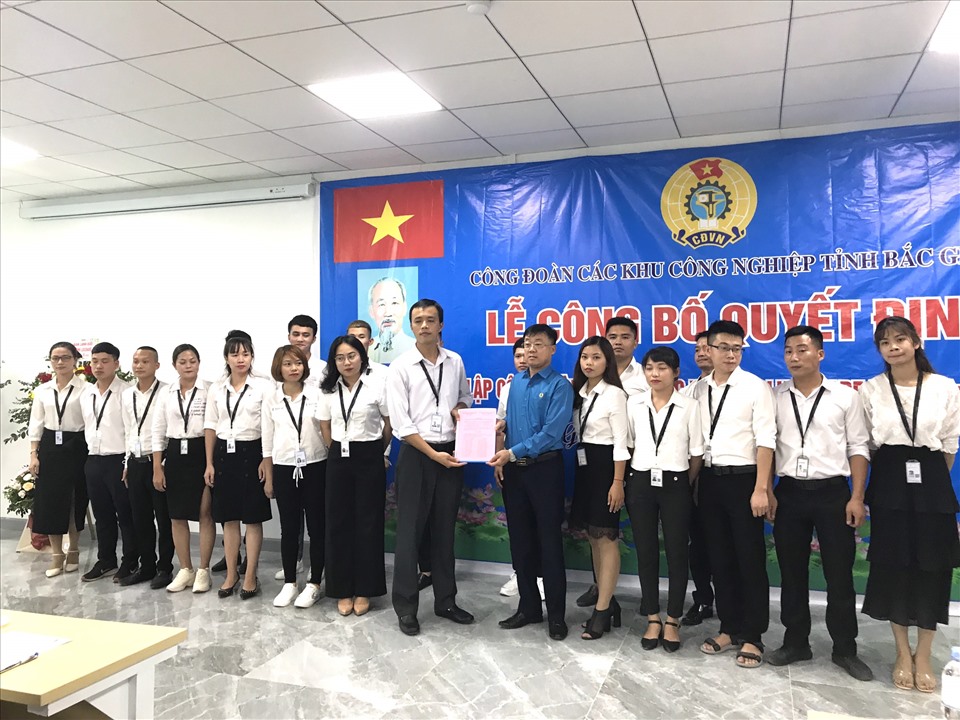 Đồng chí Ngô Đức Thắng - Chủ tịch Công đoàn các KCN tỉnh Bắc Giang trao quyết định thành lập CĐCS Công ty TNHH Luxshare - ICT (Vân Trung). Ảnh: Mai Liên.