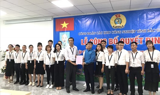 Đồng chí Ngô Đức Thắng - Chủ tịch Công đoàn các KCN tỉnh Bắc Giang trao quyết định thành lập CĐCS Công ty TNHH Luxshare - ICT (Vân Trung). Ảnh: Mai Liên.