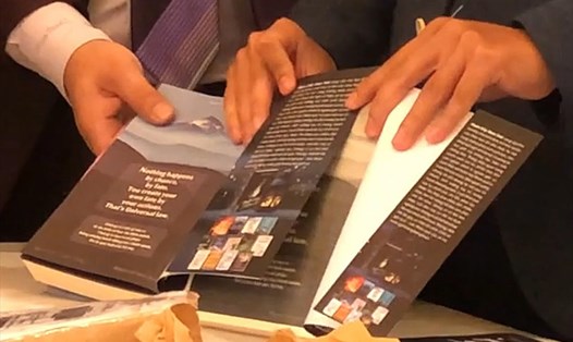 So sánh sách thật và sách giả tại sự kiện First News - Trí Việt công bố khởi kiện Lazada. Ảnh: cắt từ clip.