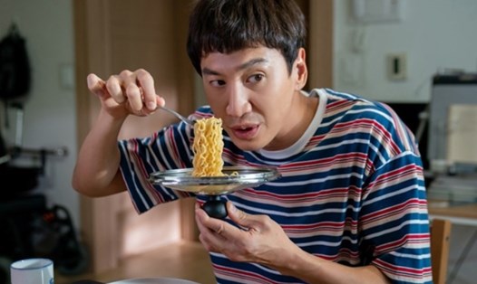 Lee Kwang Soo là nam diễn viên Hàn Quốc chuyên trị các vai hài gây ấn tượng mạnh với khác giả Châu Á. Ảnh nguồn: Mnet.