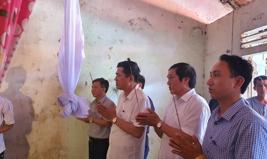 Ông Thái Văn Thành – Giám đốc Sở GDĐT tỉnh Nghệ An thắp hương chia buồn đến gia đình nạn nhân. Ảnh: QĐ