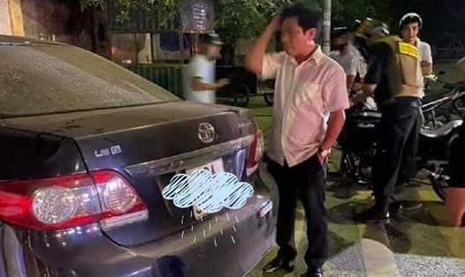 Nguyên Trưởng ban Nội chính tỉnh Thái Bình và chiếc xe gây tai nạn. Ảnh CTV
