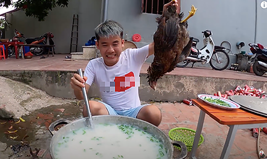 Nồi cháo nấu với cả con gà còn nguyên lông của Hưng Vlog. Ảnh: cắt từ clip.