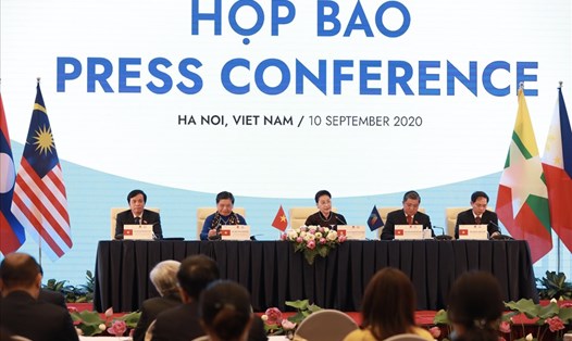 Phiên họp báo được diễn ra ngay sau khi kết thúc phiên bế mạc AIPA 41. Ảnh Hải Nguyễn
