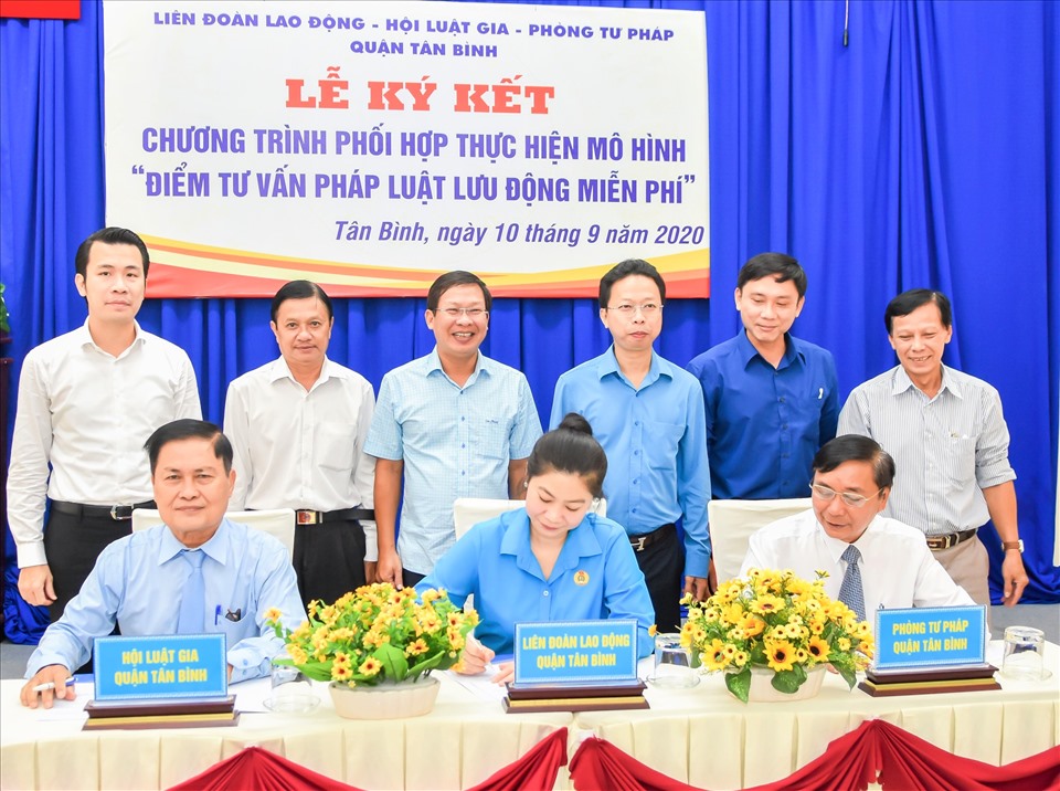 Đại diện LĐLĐ, Phòng Tư pháp, Chi hội Luật gia quận Tân Bình ký kết thực hiện "điểm tư vấn pháp luật lưu động miễn phí". Ảnh Đức Long