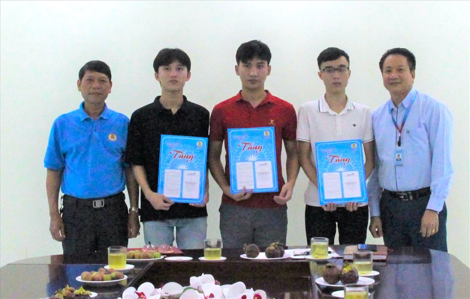 3 con của công nhân viên chức lao động có hoàn cảnh khó khăn đón nhận sổ tiết kiệm. Ảnh: LĐLĐTQ