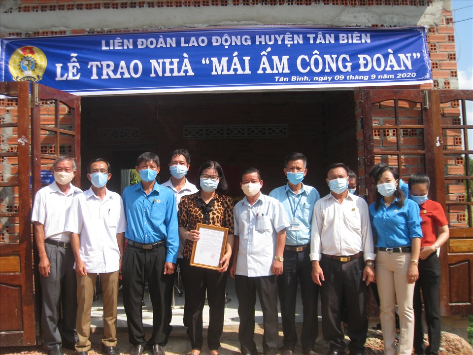 Các đại biểu trao Mái ấm Công đoàn và chụp ảnh lưu niệm cùng gia đình chị Linh. Ảnh LĐLĐ Tây Ninh cung cấp