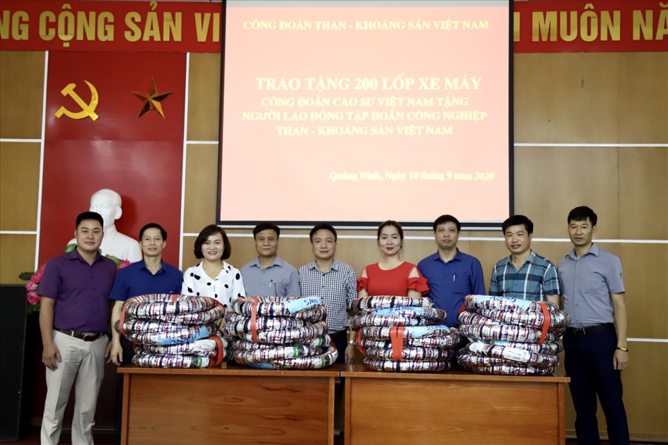 Công đoàn TKV tiếp nhận lốp xe từ Công đoàn Cao su Việt Nam. Ảnh: Phan Văn Tiến.