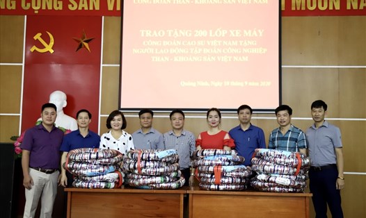 Công đoàn TKV tiếp nhận lốp xe từ Công đoàn Cao su Việt Nam. Ảnh: Phan Văn Tiến.