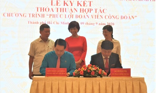 Đại diện LĐLĐ TPHCM và ArgriBank chi nhánh Phan Đình Phùng ký thỏa thuận hợp tác. Ảnh Đức Long
