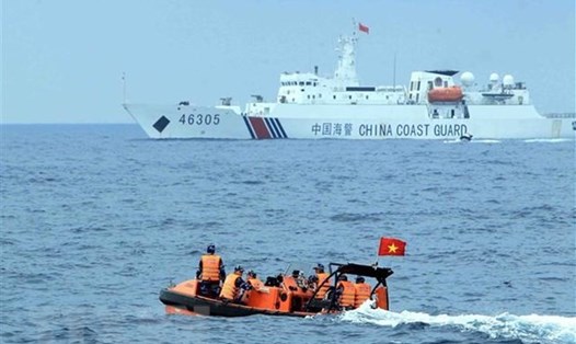Đoàn lực lượng Cảnh sát biển Việt Nam sang tàu Cảnh sát biển Trung Quốc tham dự hội đàm tổng kết chuyến kiểm tra liên hợp nghề cá Việt Nam-Trung Quốc năm 2019. Ảnh: TTXVN