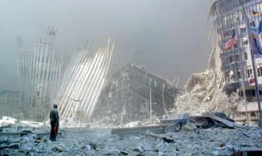 Vụ 11.9: Một người đàn ông đứng trong đống đổ nát của Trung tâm Thương mại Thế giới sau vụ tấn công khủng bố ngày 11.9.2001. Ảnh: AFP.
