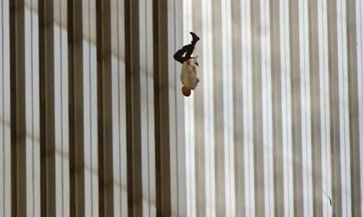Bức ảnh này được biết đến với tên gọi: “The Falling Man” - một người đàn ông vô danh lao xuống từ tháp phía bắc của Trung tâm Thương mại Thế giới lúc 9h41 trong vụ tấn công khủng bố ngày 11.9.2001. Ảnh: AP