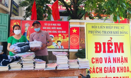 Hơn 600 bộ sách đã được Hội Liên hiệp Phụ nữ phường Thanh Khê Đông (quận Thanh Khê, TP.Đà Nẵng) trao tặng cho các trẻ em cần. Ảnh: Thanh Hà