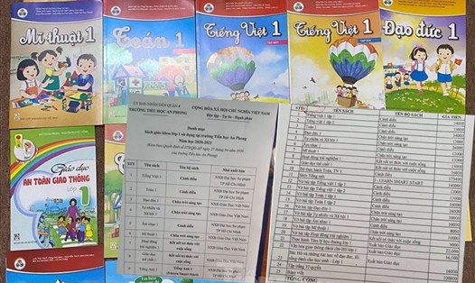 Bộ SGK mới và bộ sách thêm "sách bổ trợ" tại một trường ở TPHCM lên tới hàng chục đầu sách. Ảnh M.C