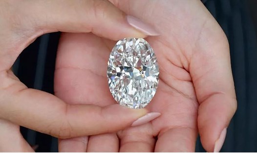 Viên kim cương trắng 102 carat sẽ được đưa ra đấu giá vào 5.10 ở Hong Kong. Ảnh: AFP