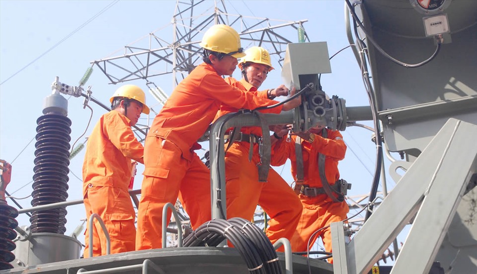 Công nhân PC Đà Nẵng duy tu, bảo dưỡng các TBA. Ảnh: ĐLĐN