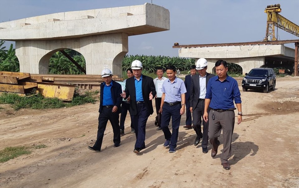 Lãnh đạo Công đoàn Giao thông Vận tải Việt Nam kiểm tra an toàn vệ sinh lao động trên công trường. Ảnh: Quốc Thế